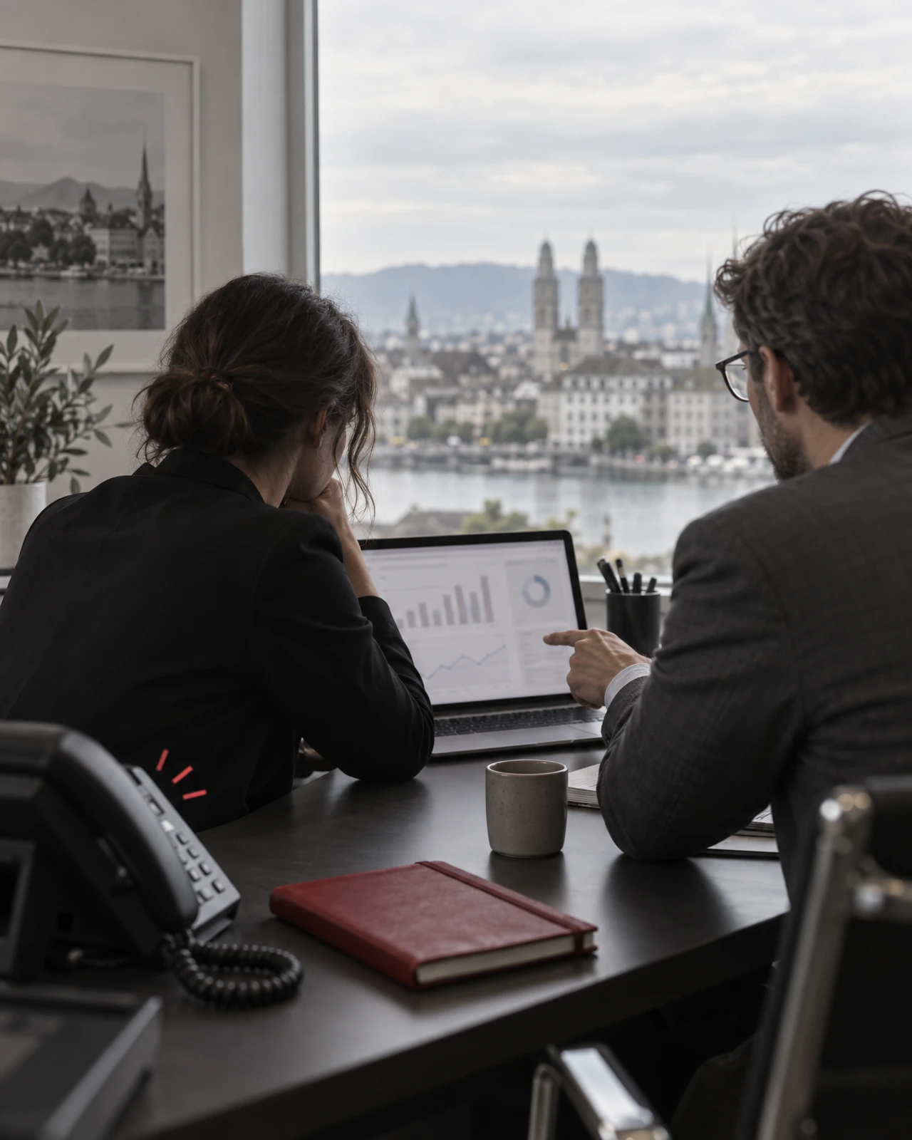Kampagnen-Besprechung am Laptop in Zürich, das Telefon klingelt