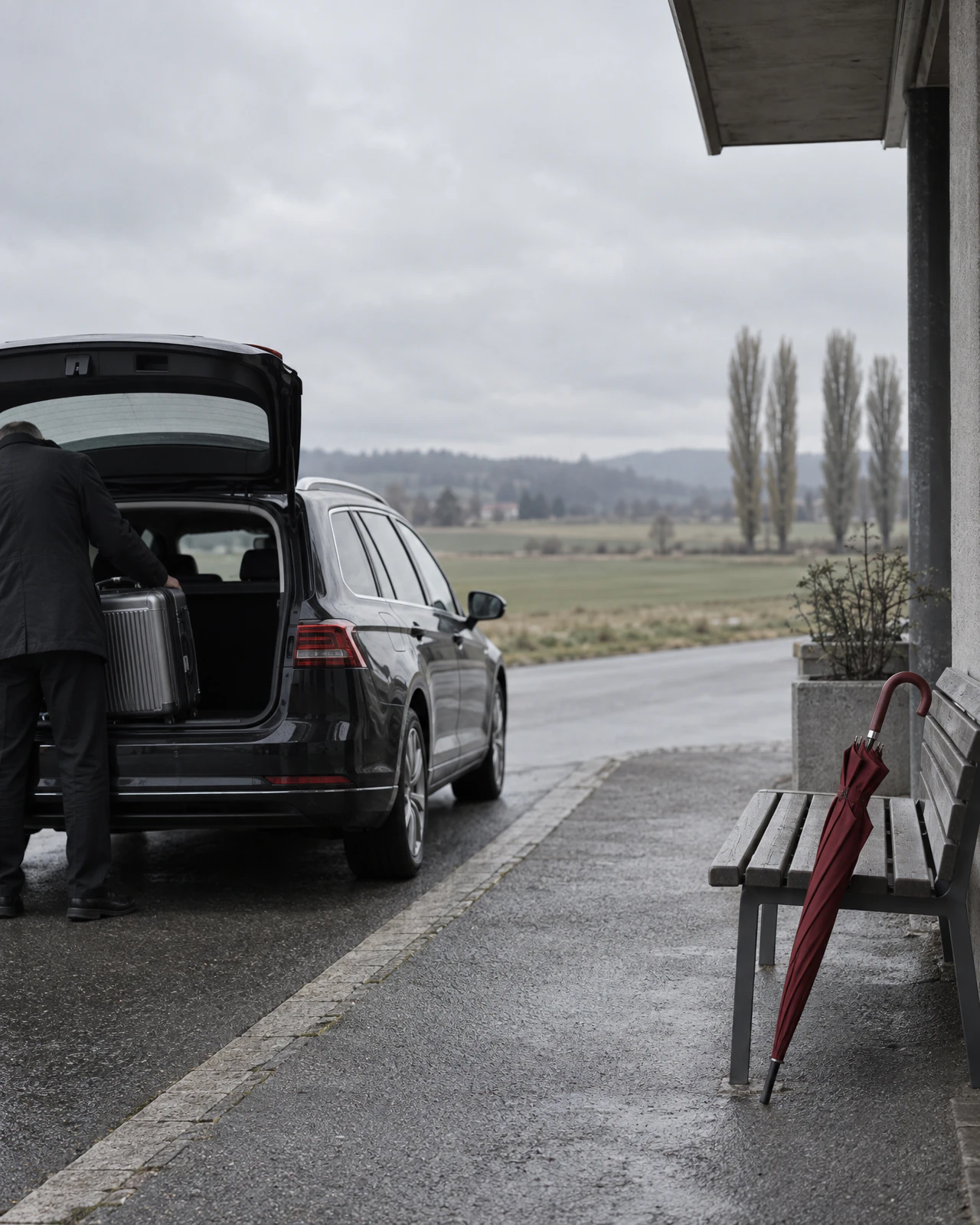 Taxi am Strassenrand am Ortsrand, eine Hand hebt einen Koffer in den Kofferraum